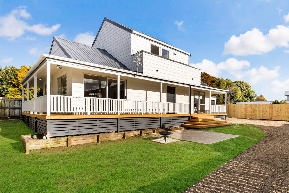 2/17 Leaming Place, Clarks Beach, Auckland - Carousel 1