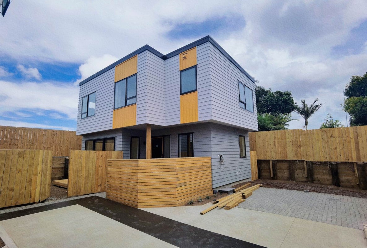 7/4 Edgerton Road, Te Atatu Peninsula, Auckland - Carousel 1