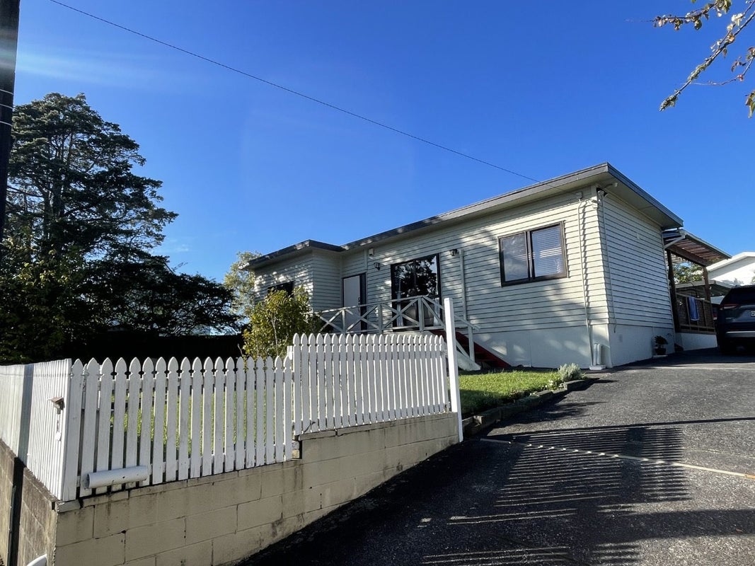 6 Godley Road, Green Bay, Auckland - Carousel 1