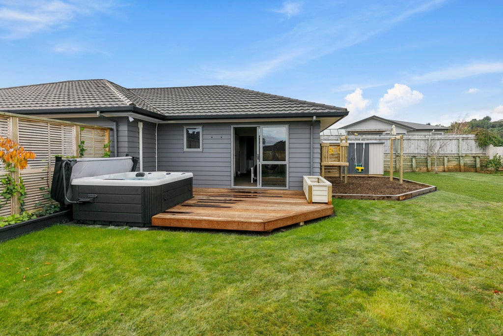 2 Diamond Grove, Brown Owl, Upper Hutt - Carousel 1
