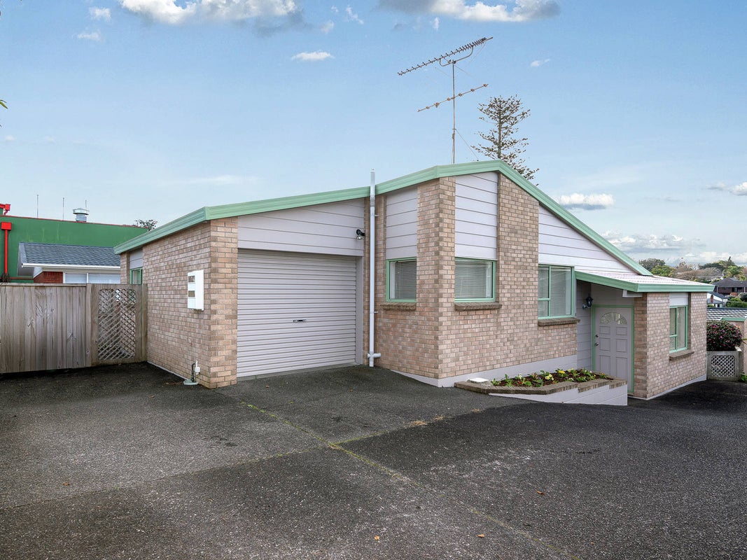 2/30 Uxbridge Road, Howick, Auckland - Carousel 1