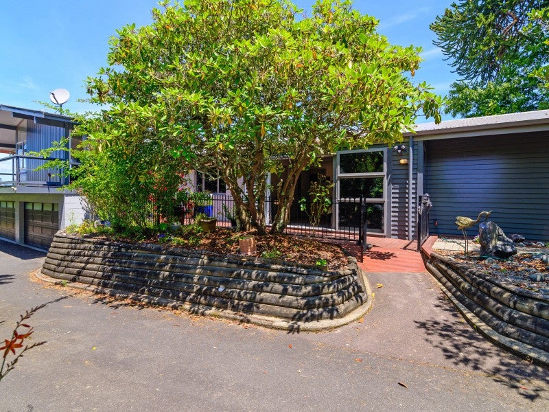 21 Grand Vue Road, Kawaha Point, Rotorua - Carousel 2