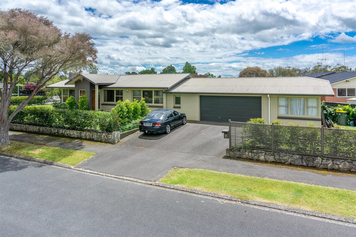 7 Pulham Crescent, Queenwood, Hamilton - Carousel 1