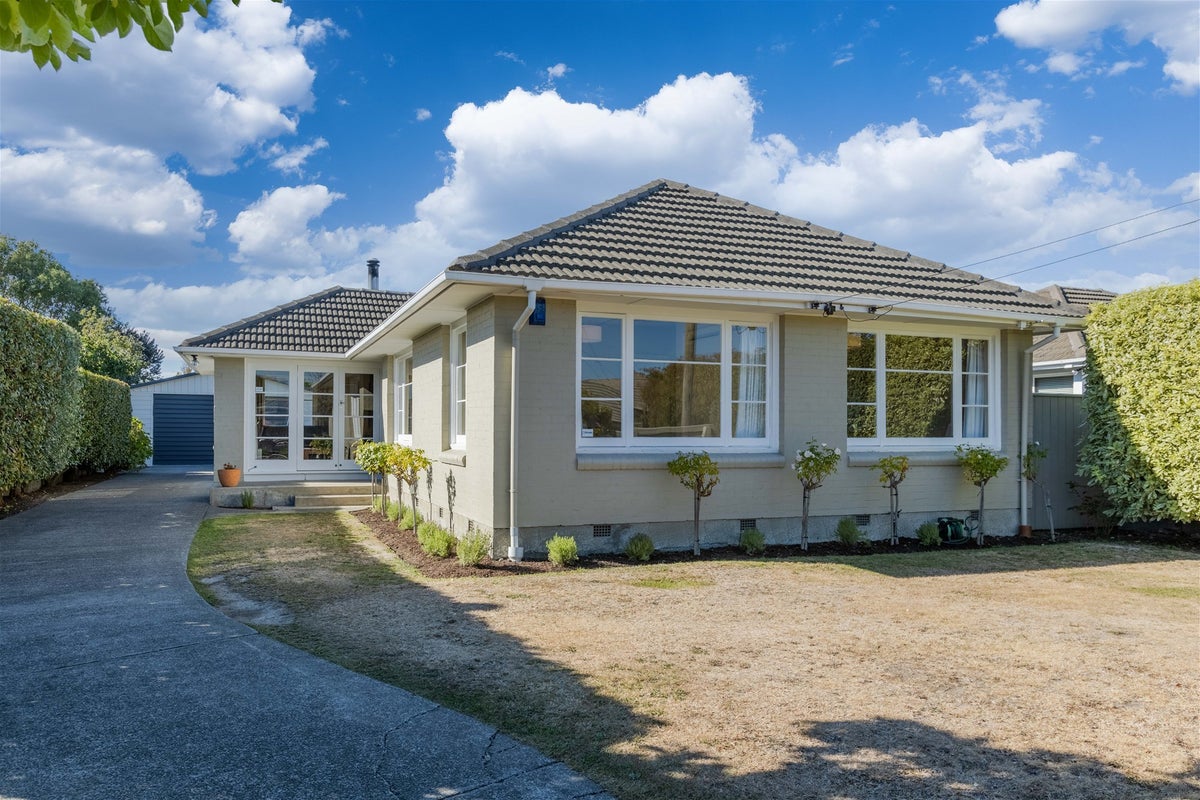 10 Manor Place, Bryndwr, Christchurch - Carousel 1