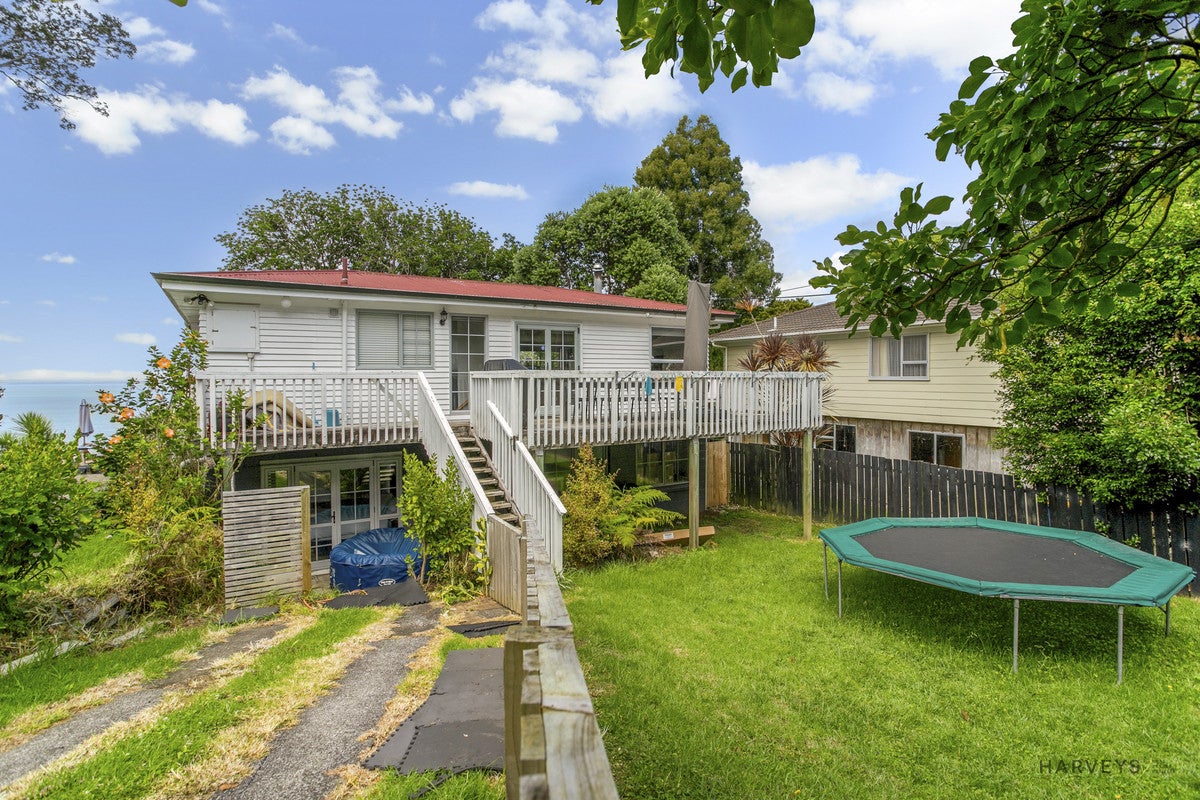 8 Kauri Point Road, Laingholm, Auckland - Carousel 1