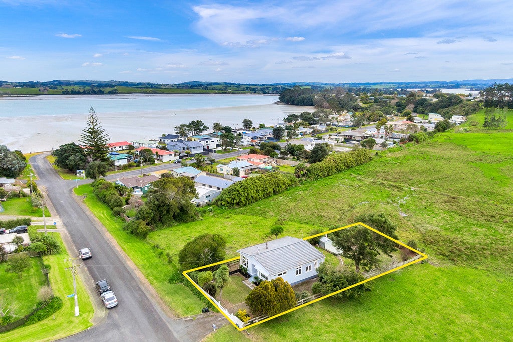 11 Beach Road, Waiuku - Carousel 2