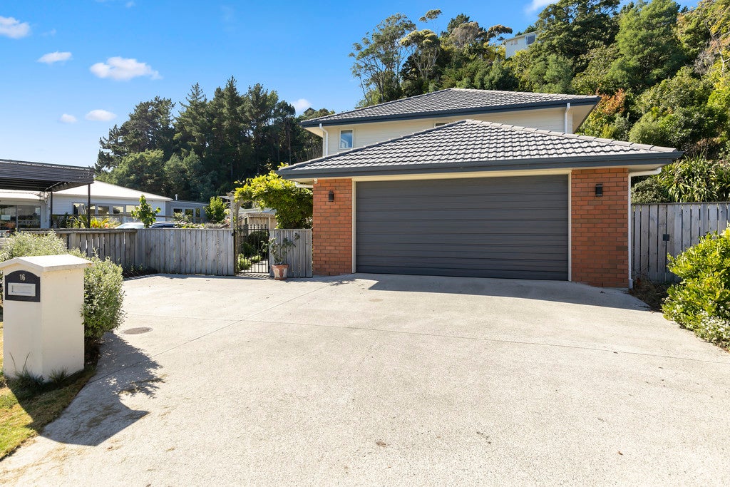 16 Laura Fergusson Grove, Fairfield, Lower Hutt - Carousel 1