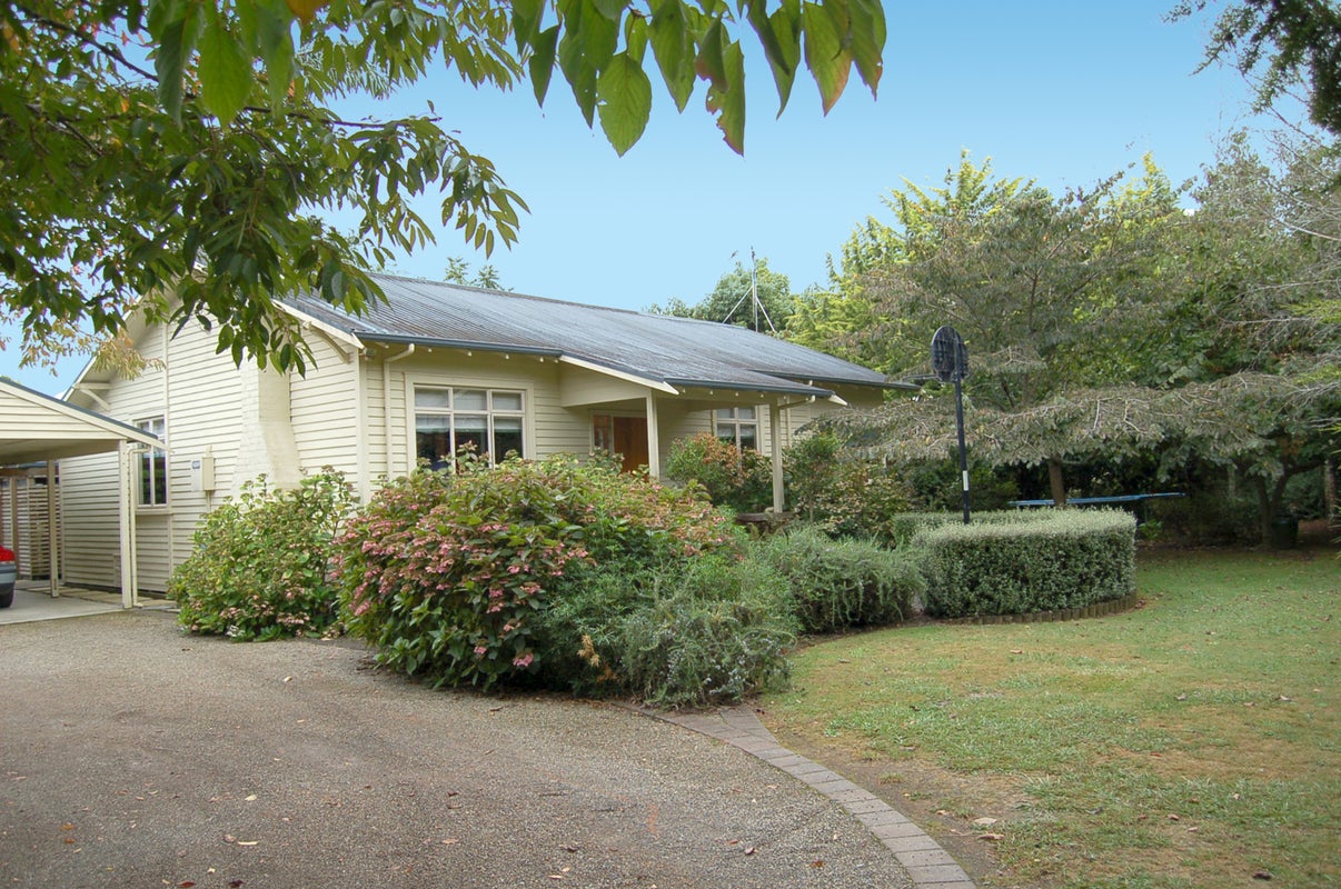 3809 Cambridge Road, Leamington, Cambridge - Carousel 1