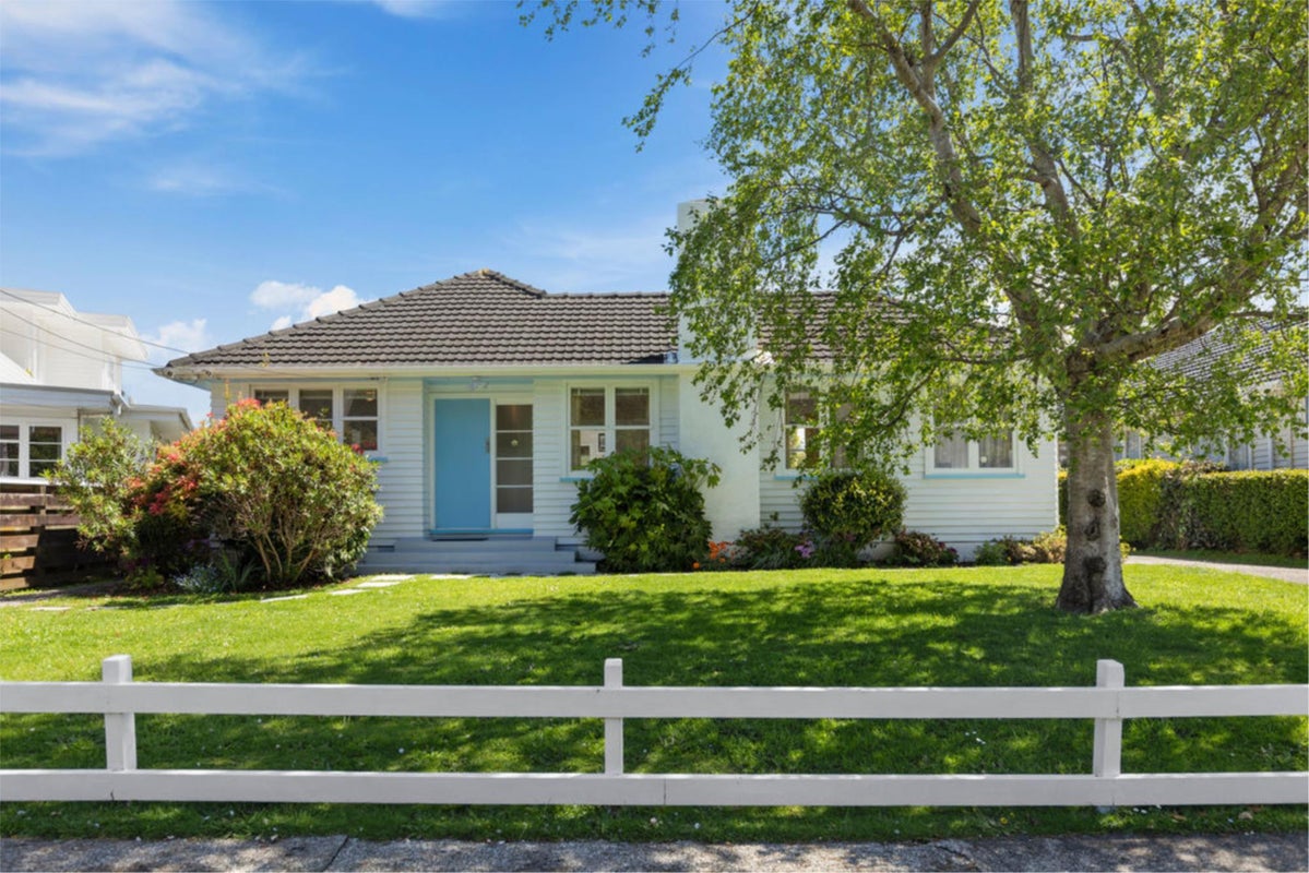 165 Riverside Drive Central, Waiwhetu, Lower Hutt - Carousel 1