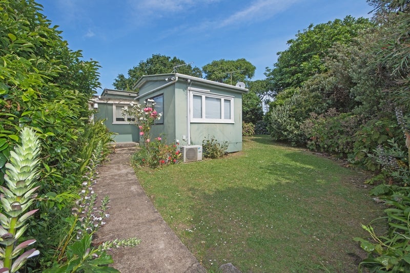 32 Tui Street, Oneroa, Waiheke Island - Carousel 1
