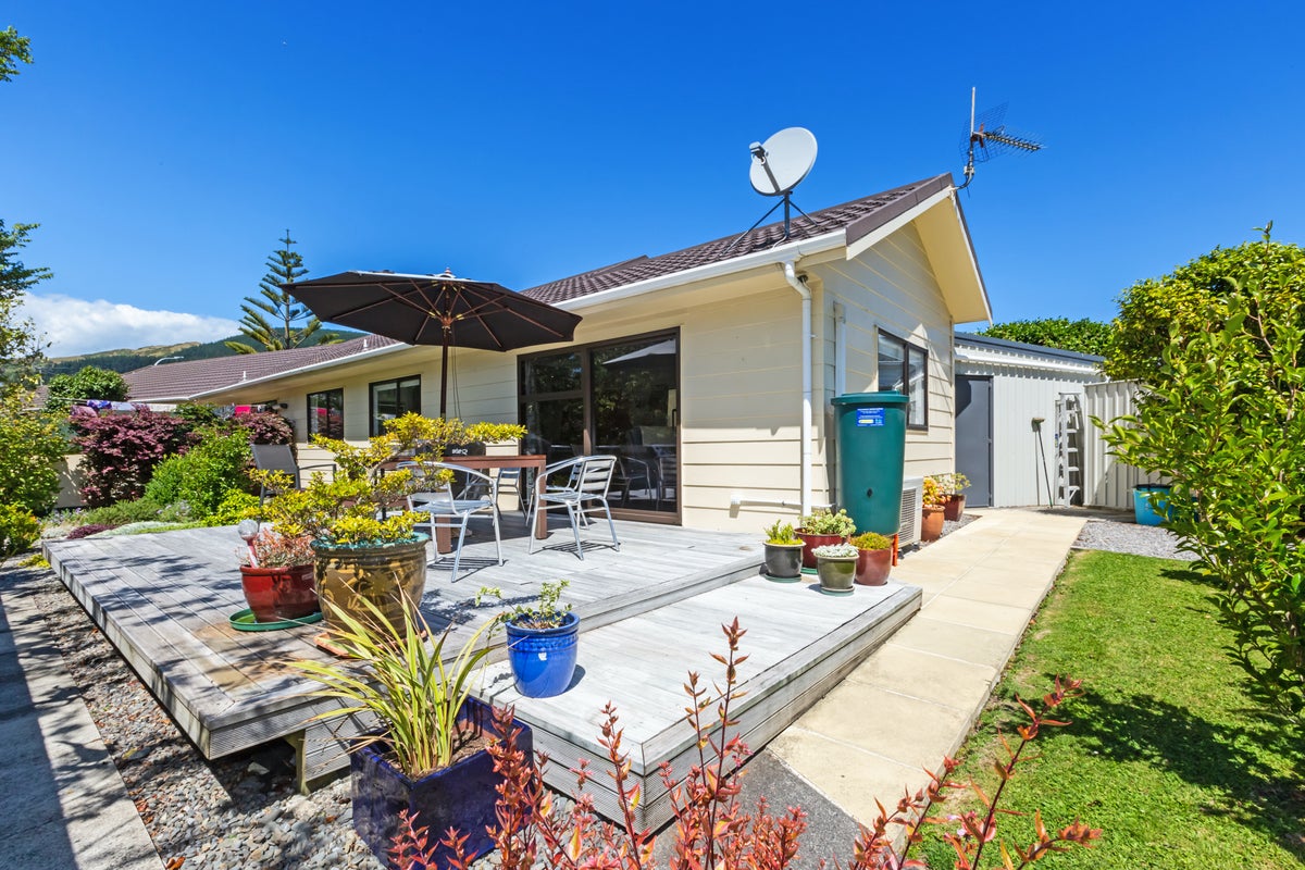 45 Beauchamp Street, Tawa, Wellington - Carousel 1