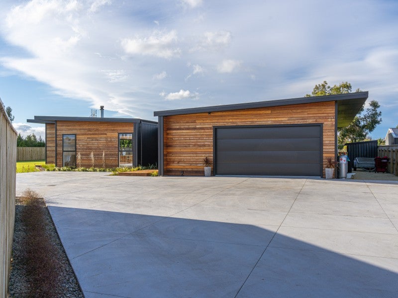 25 Mill Grove, Clareville, Carterton - Carousel 26