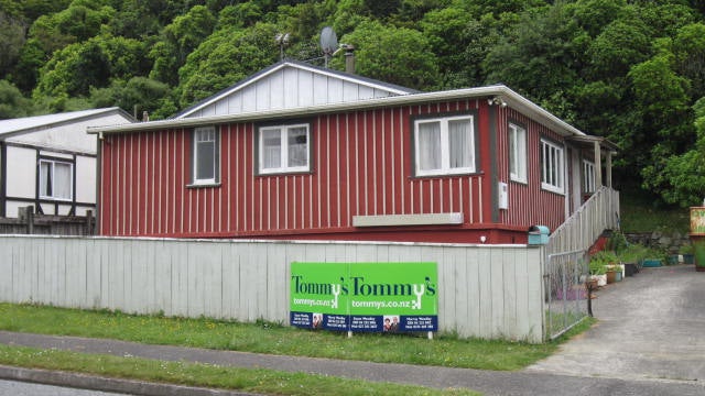 102 Rangituhi Crescent, Takapuwahia, Porirua - Carousel 1