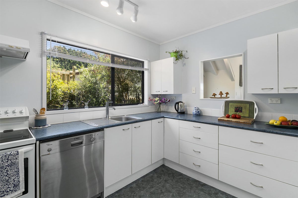5 Saint Aidans Way, Tawa, Wellington - Carousel 1