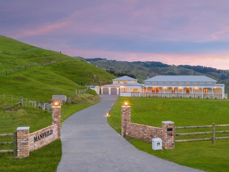 172 Bing Lucas Drive, Tawa, Wellington - Carousel 2