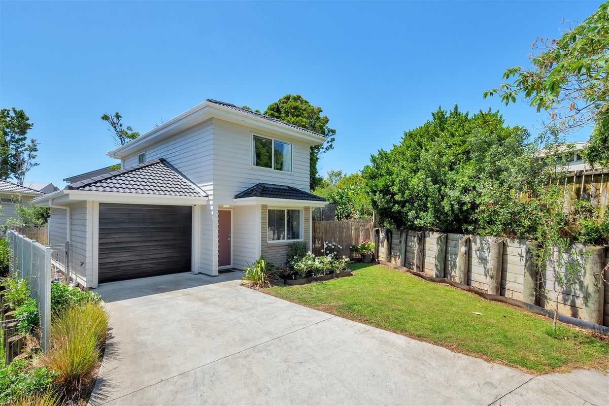 7 Manatu Lane, Kelston, Auckland - Carousel 1