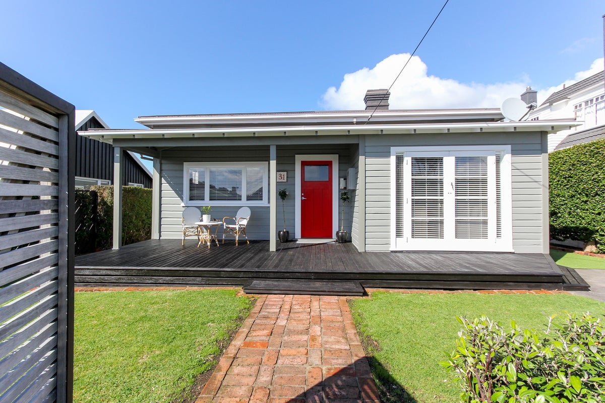 31 Wallace Place, Westown, New Plymouth - Carousel 1