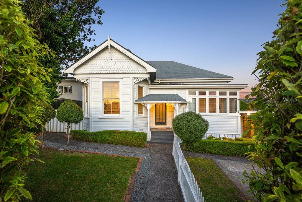 2/157 Glenfield Road, Hillcrest, Auckland - Carousel 1