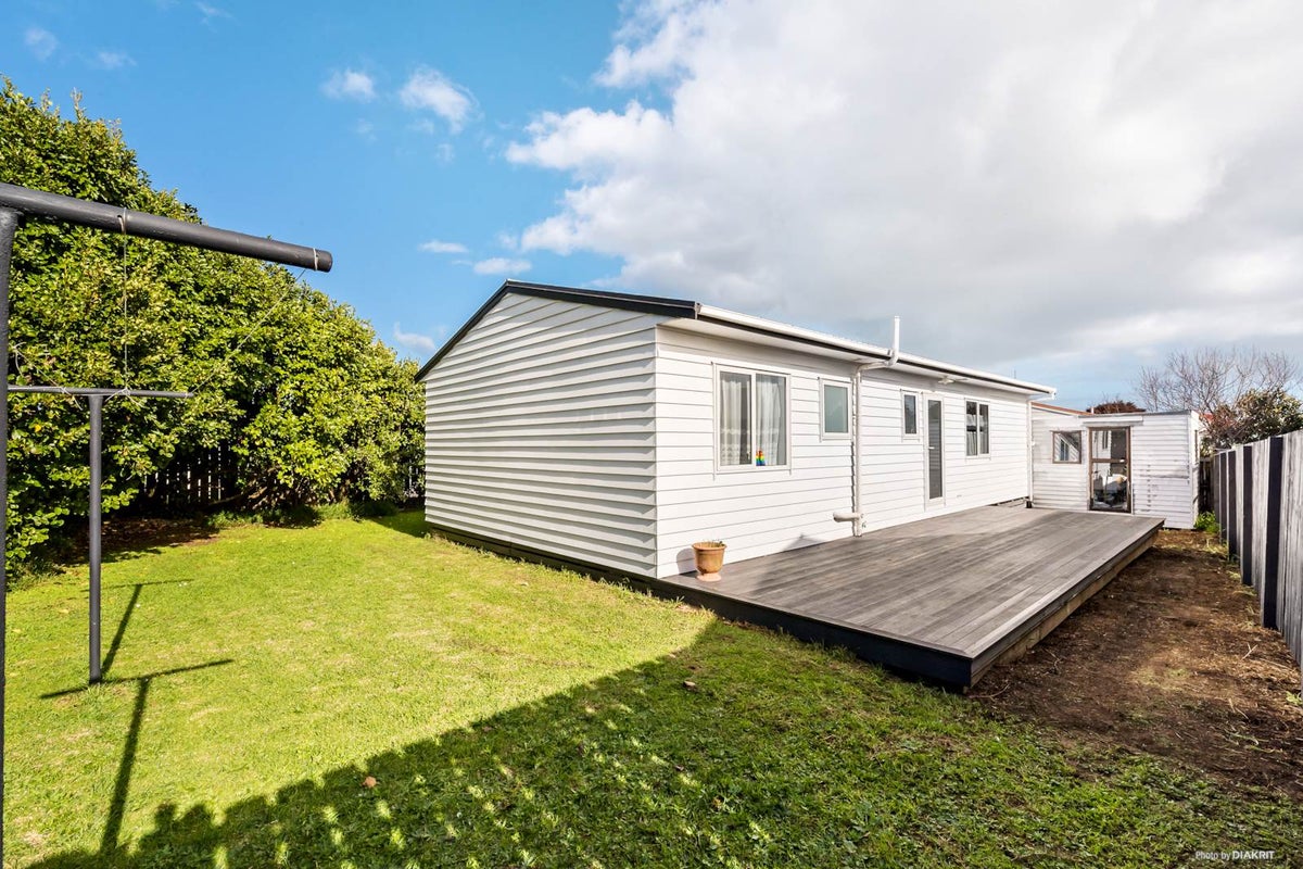 2/20 Volta Place, Clendon Park, Auckland - Carousel 1