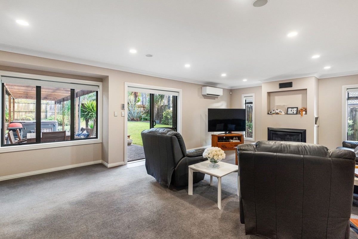 72 Lothian Brae, Wattle Downs, Auckland - Carousel 19