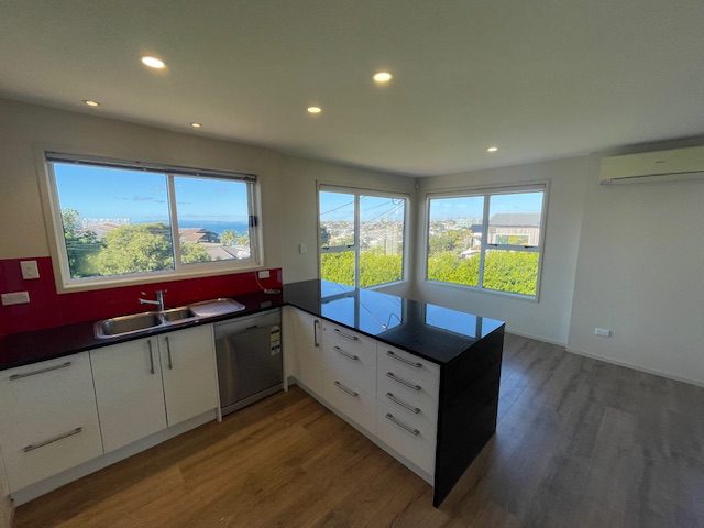 1/28 Beach Road, Castor Bay, Auckland - Carousel 2