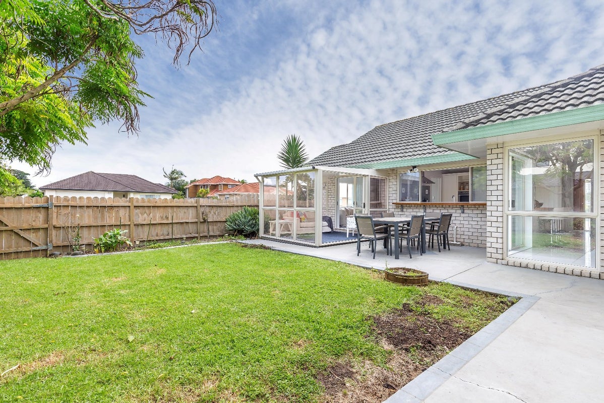 12 Faldo Dr, Golflands, Manukau - Carousel 2