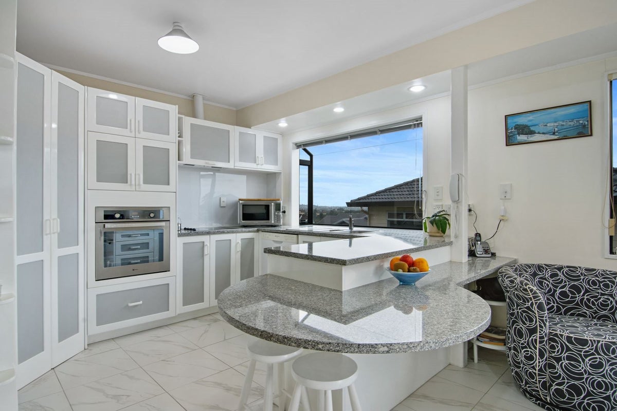 14 Ferntree Terrace, West Harbour, Auckland - Carousel 33