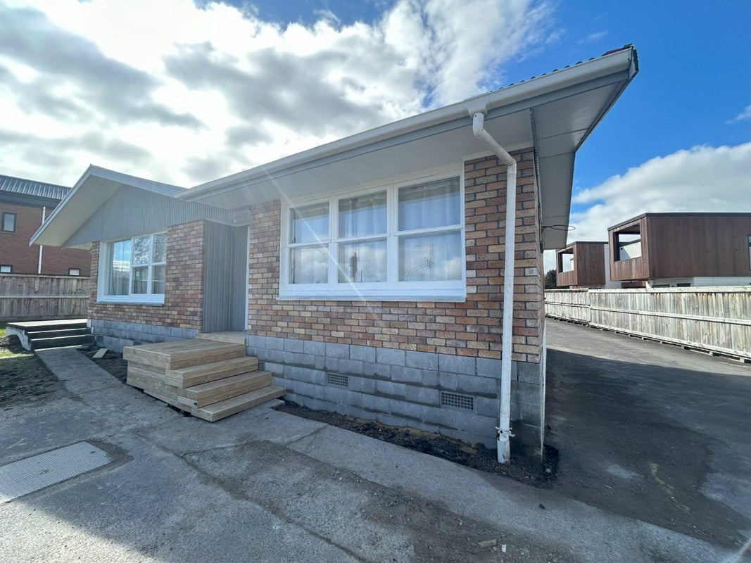 1370 Victoria Street, Beerescourt, Hamilton - Carousel 1