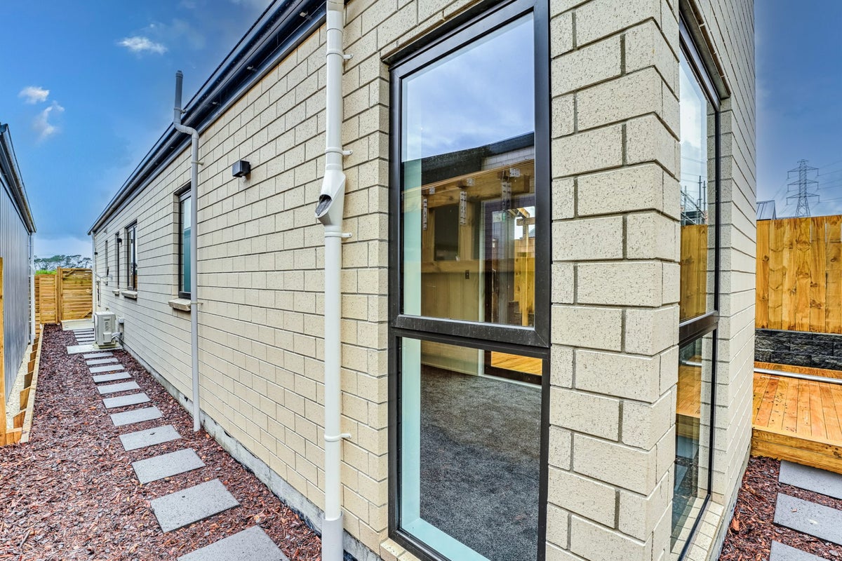 9 Paretao Street, Massey, Auckland - Carousel 18