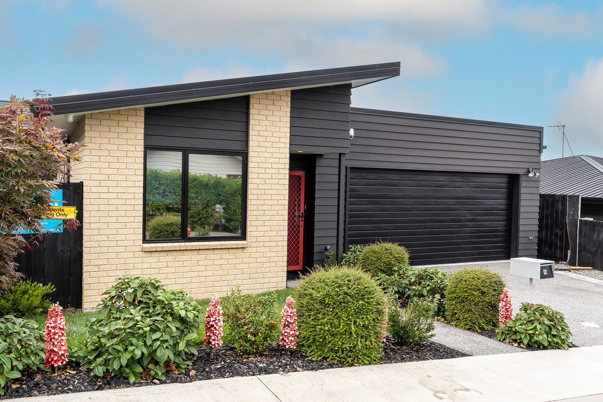 16 Taotahi Avenue, Dinsdale, Hamilton - Carousel 1