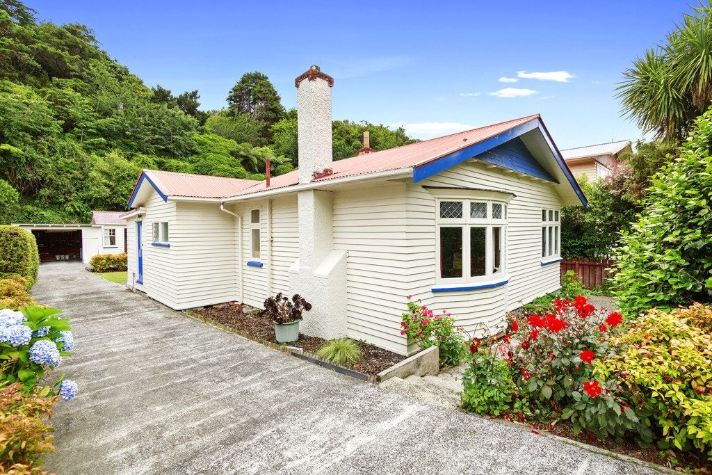 24 Lincoln Avenue, Tawa, Wellington - Carousel 1