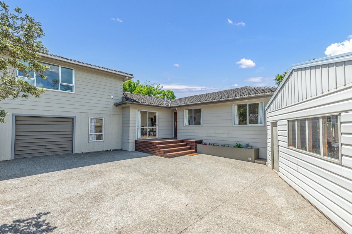 12 Guernsey Place, Fitzherbert, Palmerston North - Carousel 1