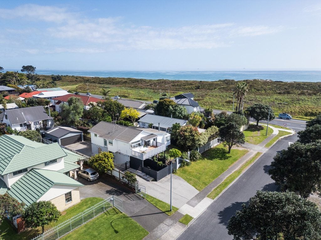 4 Hartford Avenue, Papamoa Beach, Papamoa - Carousel 1