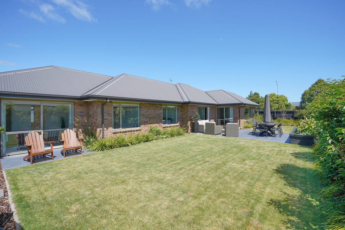 3 Te Pihopa Way, Aidanfield, Christchurch - Carousel 1