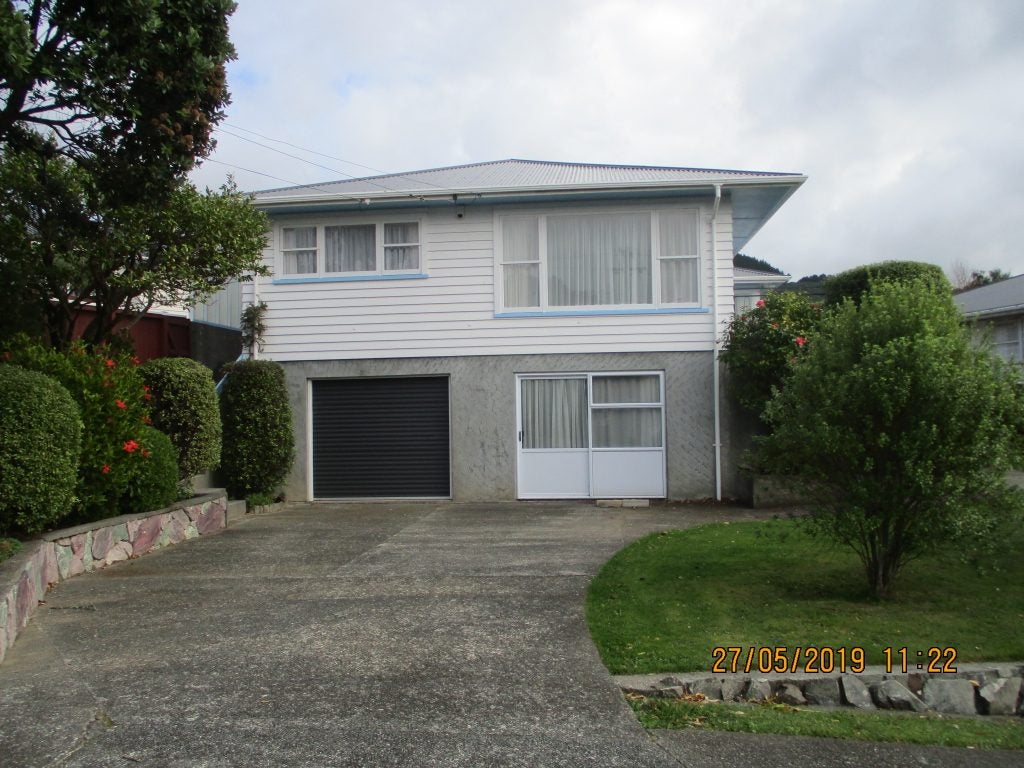 16 Saint Edmund Crescent, Tawa, Wellington - Carousel 1