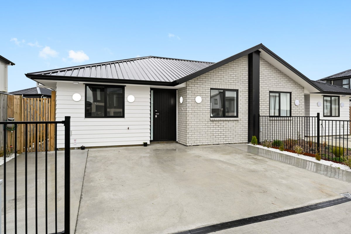 2/60 Cabourne Drive, Glenview, Hamilton - Carousel 1