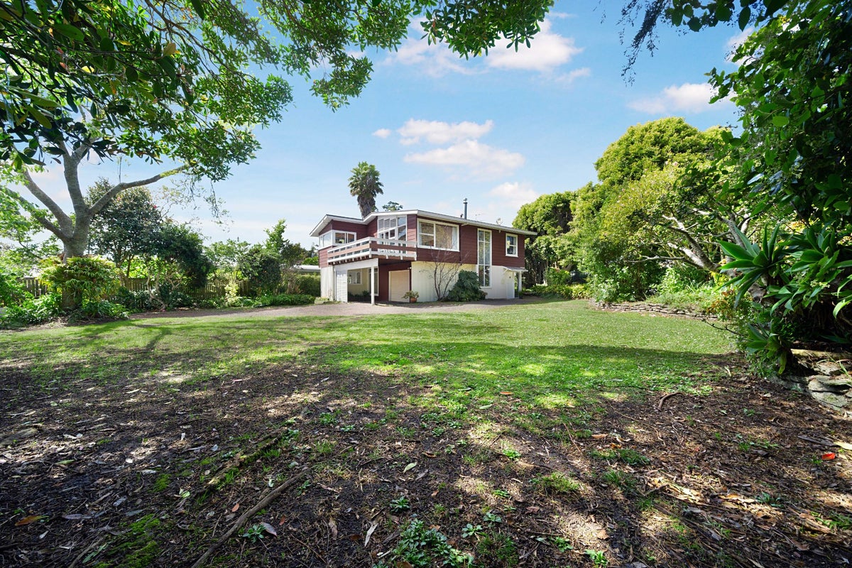 1 Alwyn Avenue, Te Atatu South, Auckland - Carousel 1