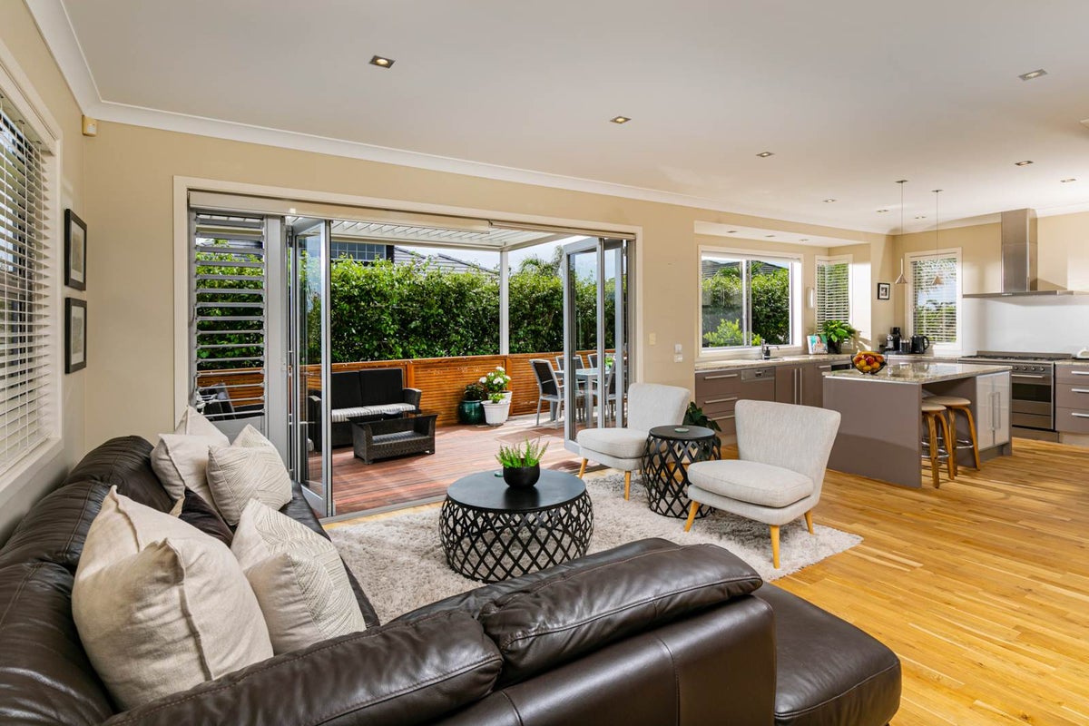 4 Hyde Road, Rothesay Bay, Auckland - Carousel 2