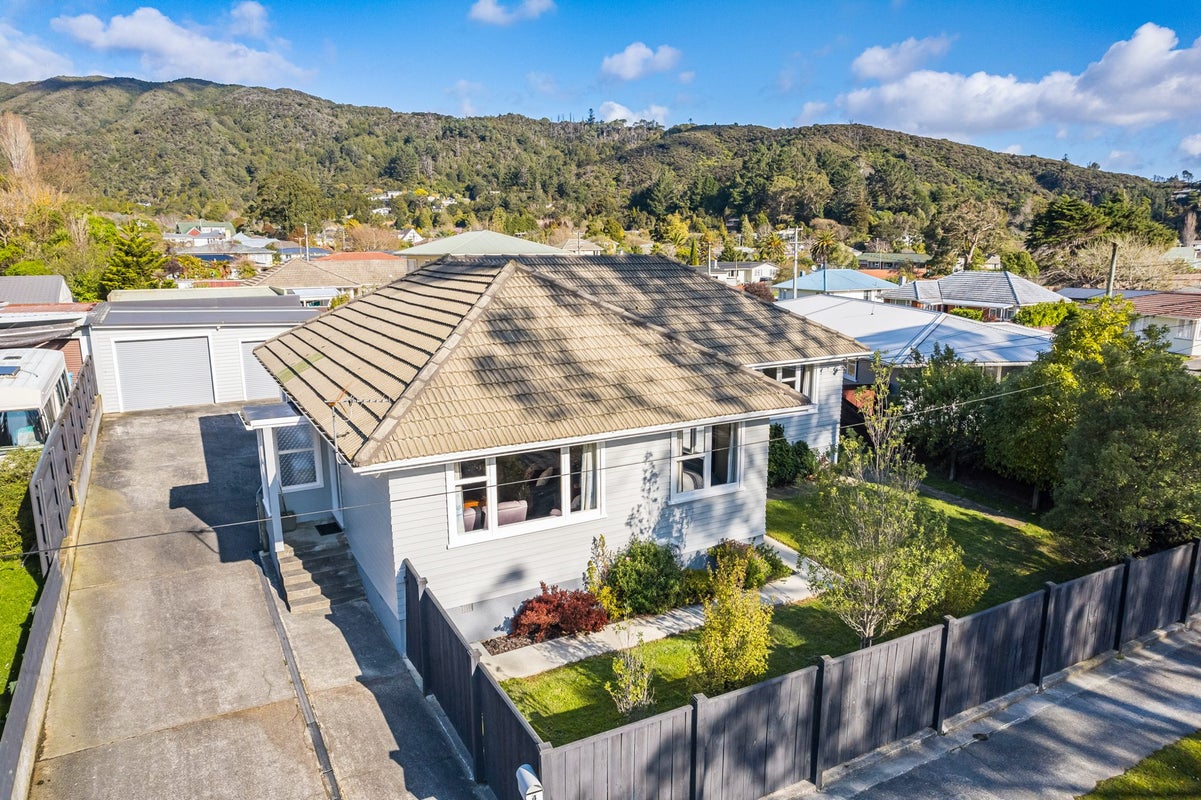 4 Lowry Crescent, Stokes Valley, Lower Hutt - Carousel 1