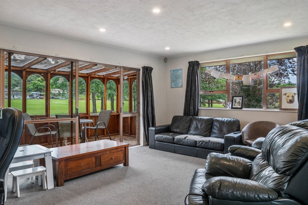 280B Stokes Valley RD, STOKES VALLEY, LOWER HUTT - Carousel 1
