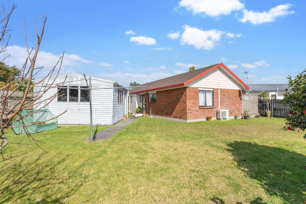 2/12 Miriam Corban Heights, Henderson, Auckland - Carousel 13