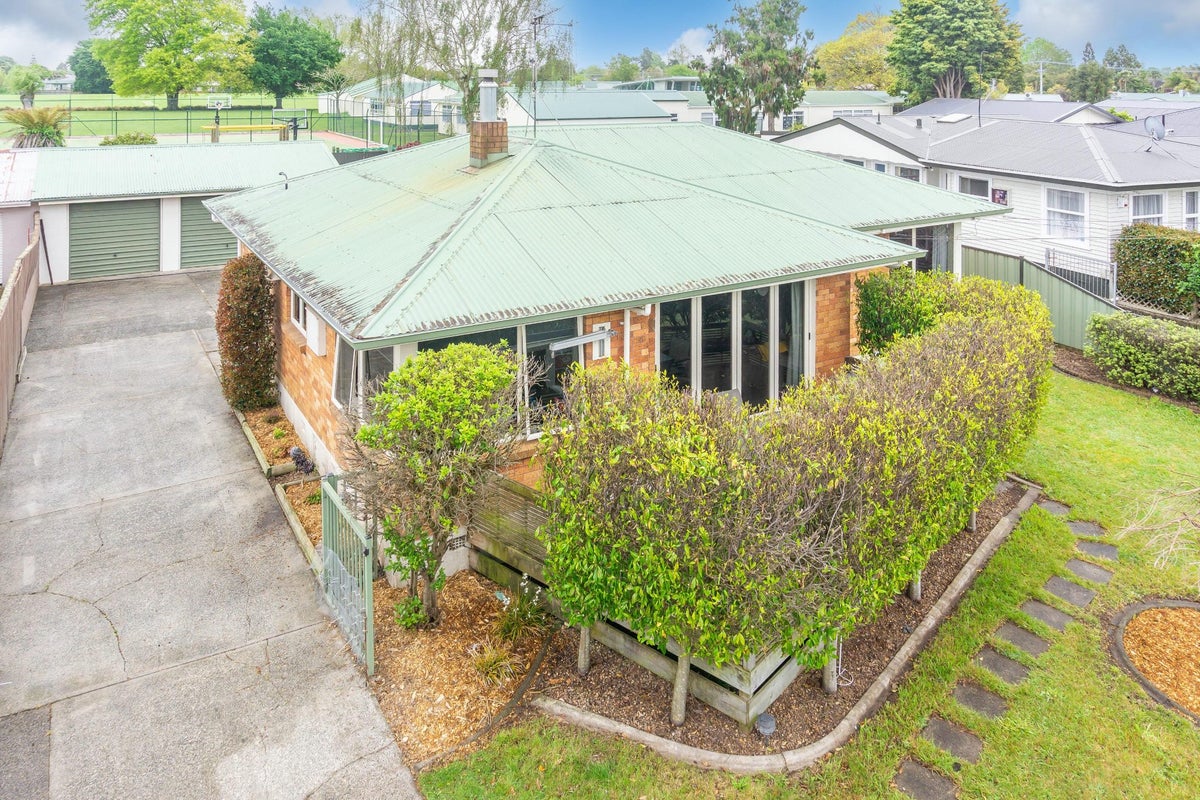 14 Jeanette Street, Glenview, Hamilton - Carousel 1