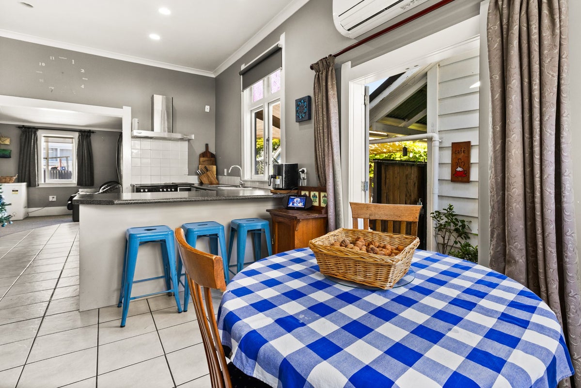 115 Charlotte Crescent, Mayfair, Hastings - Carousel 2