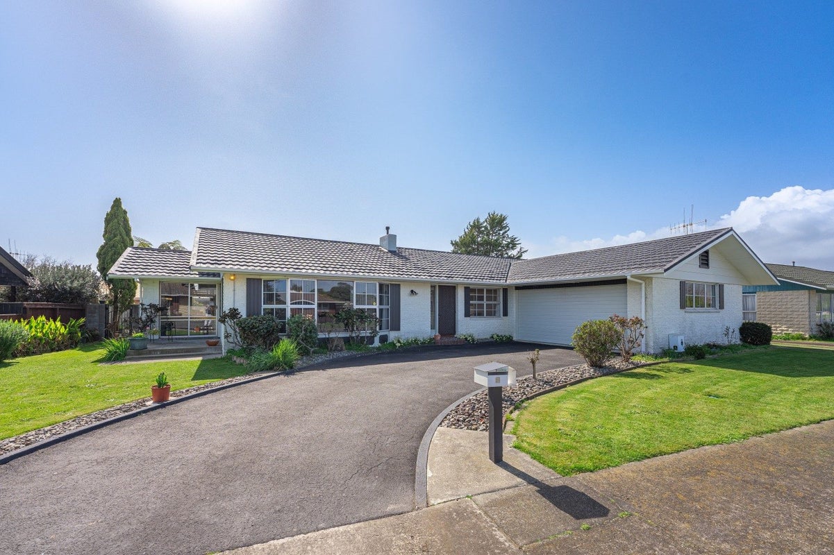 8 Knights Grove, Otaki - Carousel 1