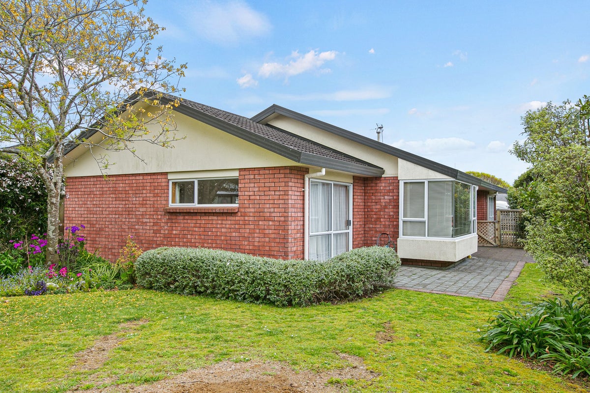 7 Kinross Drive, Merrilands, New Plymouth - Carousel 1