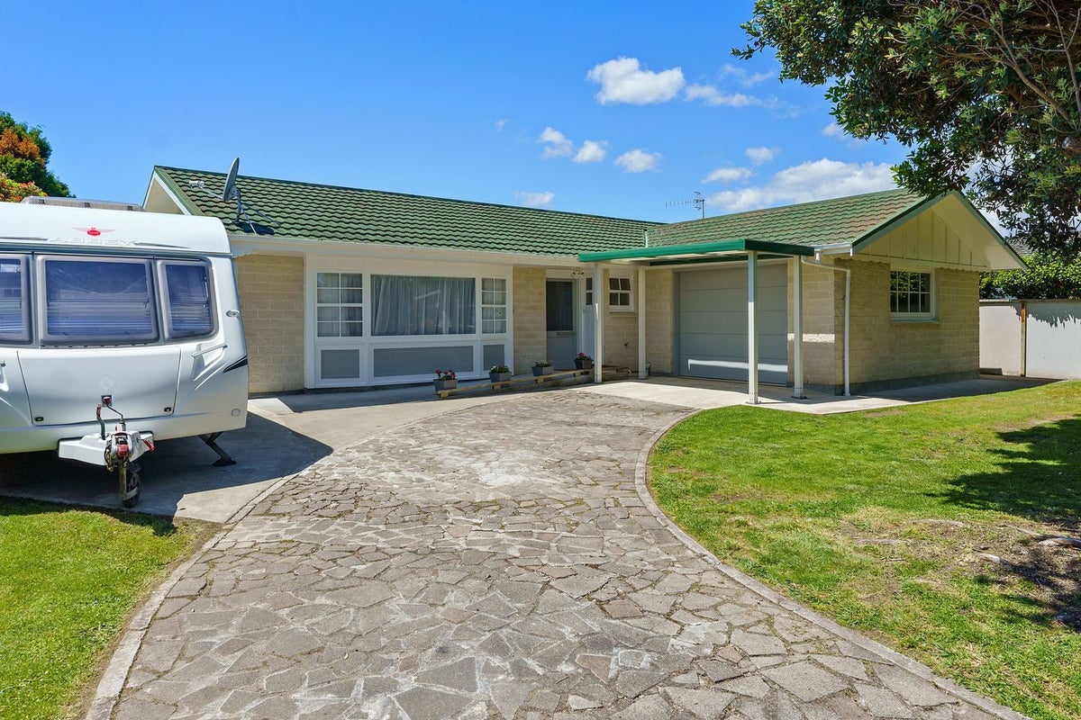 11 Rawene Street, Waikanae , Waikanae - Carousel 1