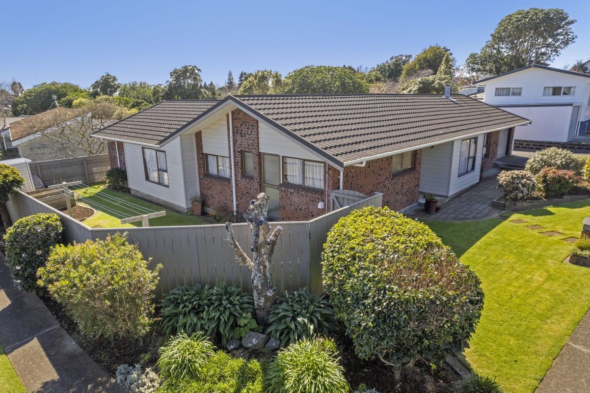 20 Fairfax Terrace, Frankleigh Park, New Plymouth - Carousel 1