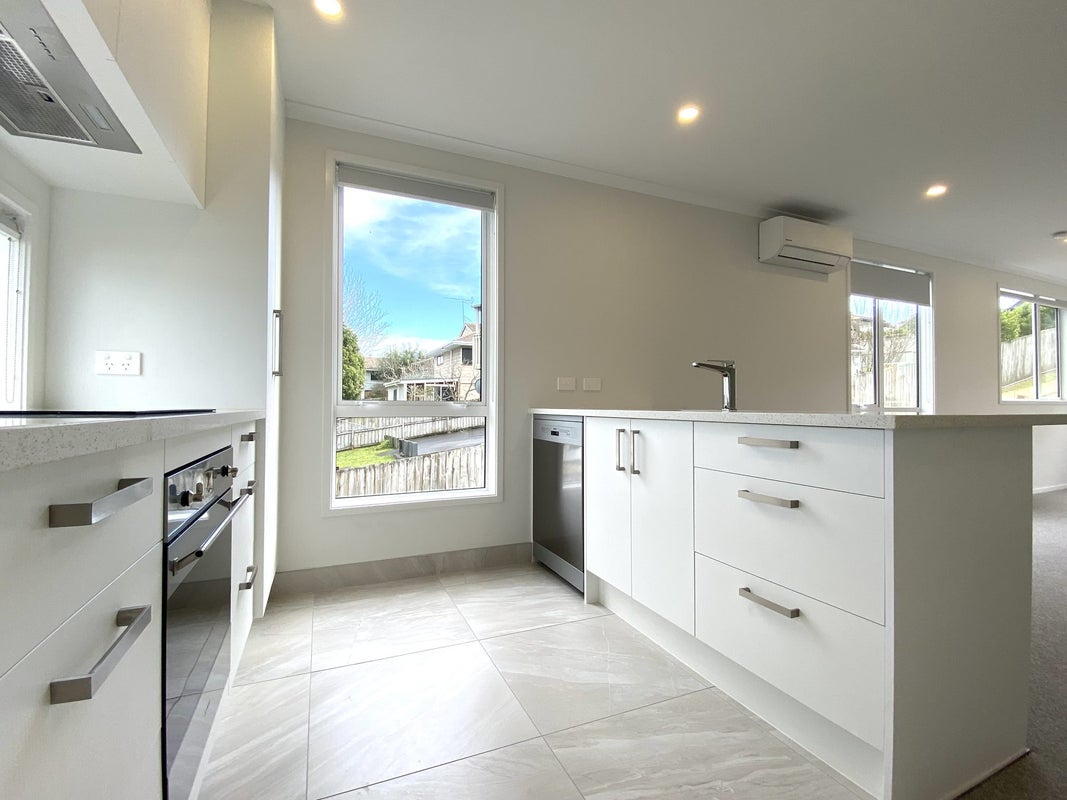 95C Athena Drive, Totara Vale, Auckland - Carousel 1