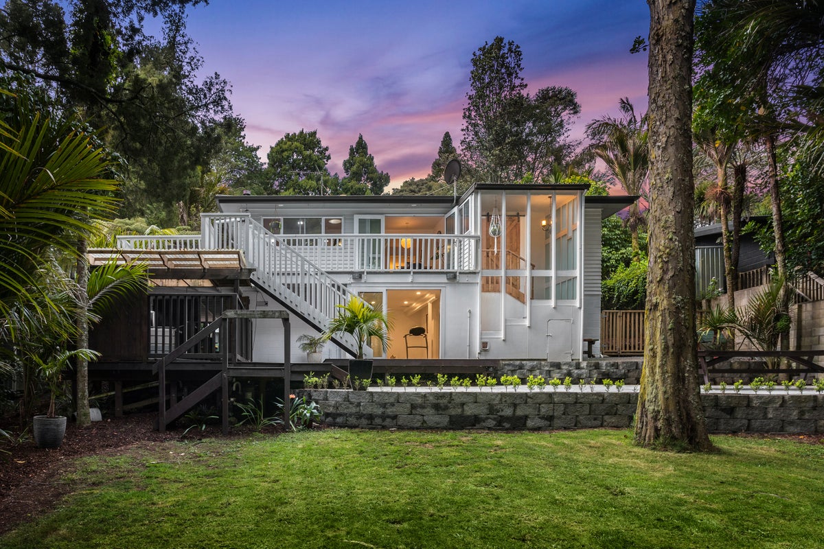 20 Waima Crescent, Titirangi, Auckland - Carousel 1