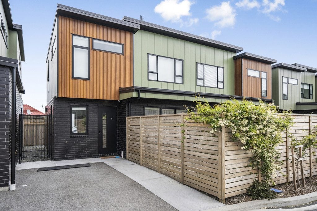 5/7 Johnston Grove, Taita, Lower Hutt - Carousel 1